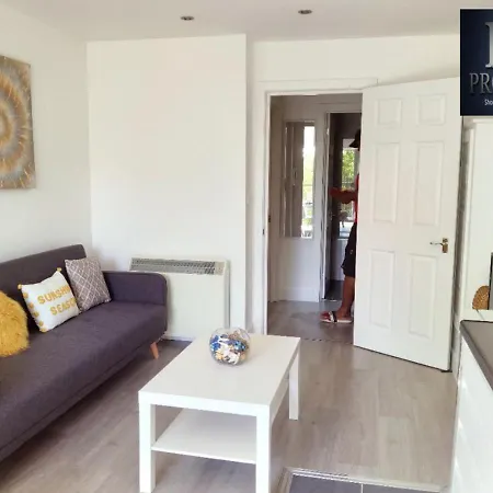 Spireview: Titanic-Inspired 2-Bedroom Apartment in Southampton Exterior photo