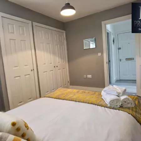 Spireview: Titanic-Inspired 2-Bedroom Apartment in Southampton Exterior photo