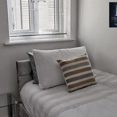 Spireview: Titanic-Inspired 2-Bedroom Apartment in Southampton Exterior photo